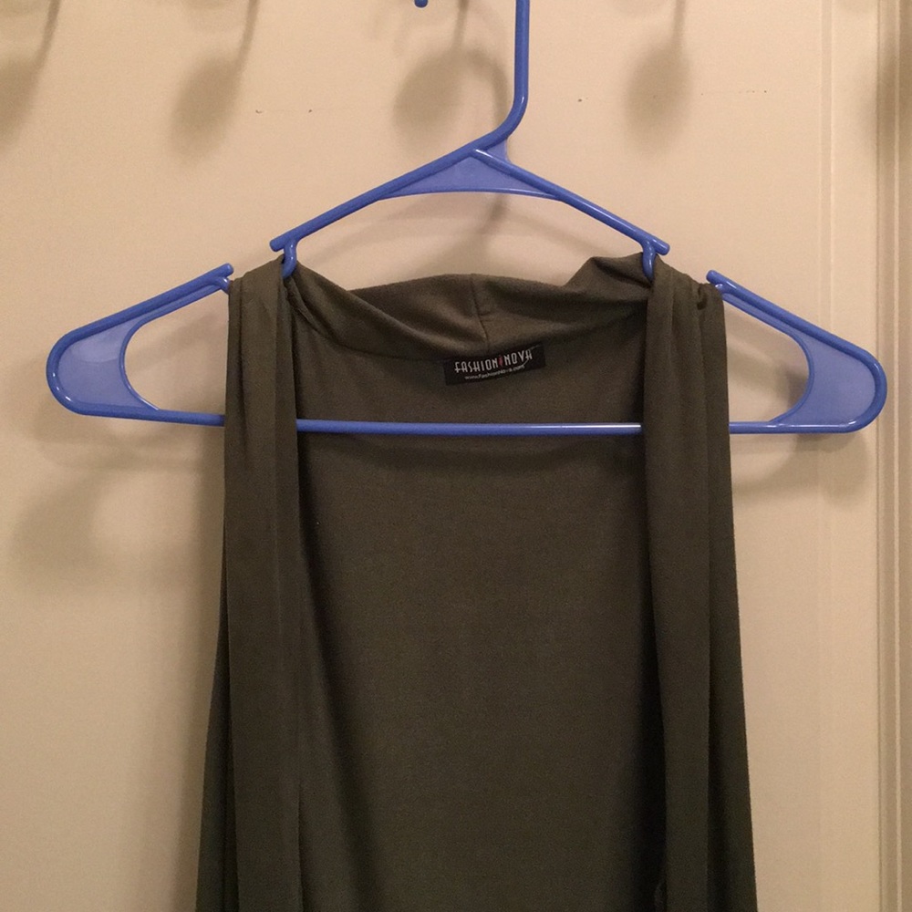 Sleeveless olive long cardigan.